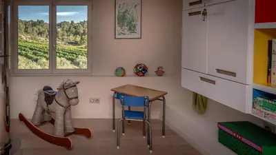 a childs room with a table and a horse toy at Mas familial dans les vignes, idéal télétravail in La Tour-dʼAigues