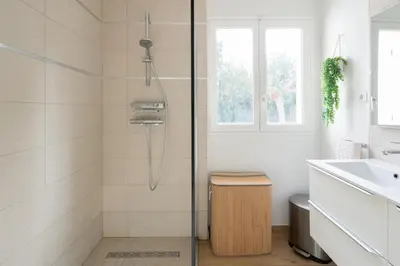 a bathroom with a shower and a sink at Olyma - Spacieuse - Familiale - Piscine & Climatisé in Éguilles