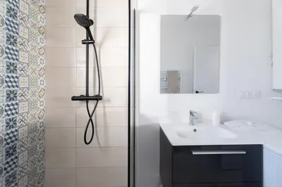 a bathroom with a shower and a sink at La maison d'Alice - Calme - Climatisation - Parking privatif in Velaux
