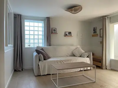 a living room with a couch and a coffee table at Casa Regina - Spacieux appartement près de la Sorgue in LʼIsle-sur-la-Sorgue