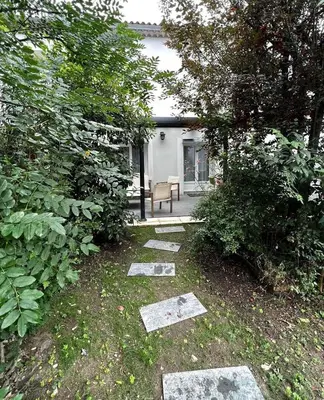 a garden with stepping stones in the grass at Casa Regina - Spacieux appartement près de la Sorgue in LʼIsle-sur-la-Sorgue