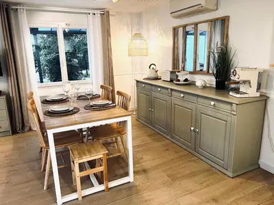 a kitchen with a table with chairs and a counter at Casa Regina - Spacieux appartement près de la Sorgue in LʼIsle-sur-la-Sorgue