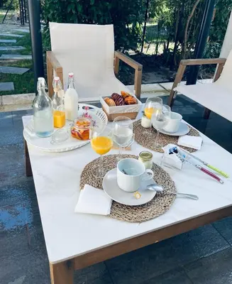 a table with food and drinks on top of it at Casa Regina - Spacieux appartement près de la Sorgue in LʼIsle-sur-la-Sorgue