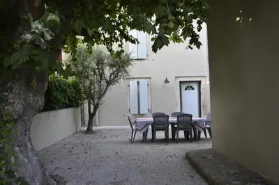 a table and chairs in front of a building at Gite chez les Truph in Entraigues-sur-la-Sorgue