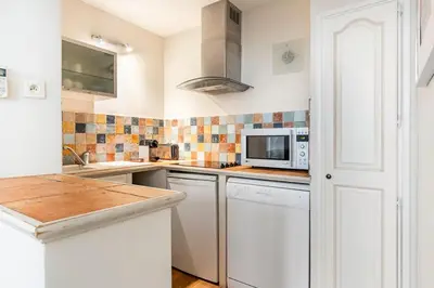 a kitchen with a sink and a microwave at Bel appartement près du Cours Mirabeau in Aix-en-Provence