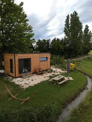 a tiny house in a field with a picnic table at Lodge en Provence in Mouriès