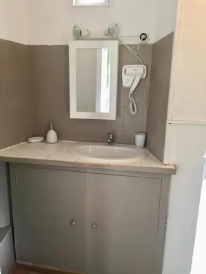 a bathroom with a sink and a mirror at Appartement T2 Centre in Carpentras