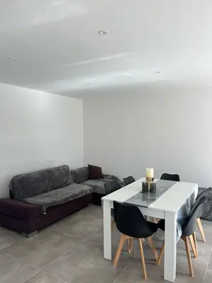 a living room with a white table and chairs at Villa tout confort en Provence avec Piscine, ainsi qu'un parking privé in Manosque
