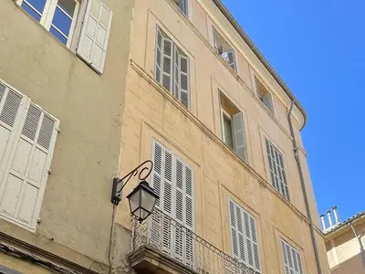 a building with a light on the side of it at Loft in hôtel particulier, city-center, air conditioned in Aix-en-Provence