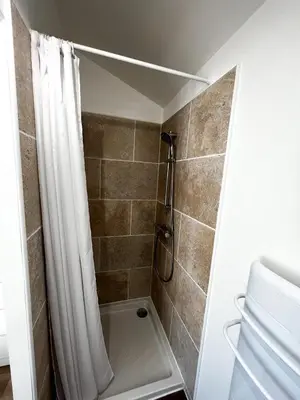 a bathroom with a shower with a shower curtain at Charmant appartement indépendant in Cavaillon