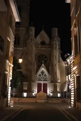a large church with a red door at night at Appartement Quartier Mazarin in Aix-en-Provence