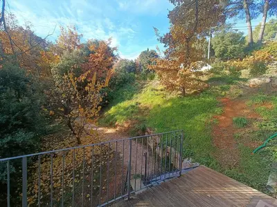 a wooden deck with a gate on a hill at Au sommet des Ocres et des Bois - Maison T3 & Parking in Roussillon