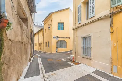 an empty street in an alley between two buildings at Finsonius Studios in Aix-en-Provence