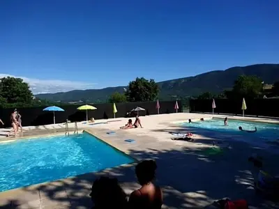 a group of people in a swimming pool at Grande maison de village - solarium et terrasse in Saint-Martin-de-Castillon