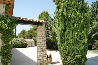 an archway in a garden with trees at Les Mazets du Luberon in Puget