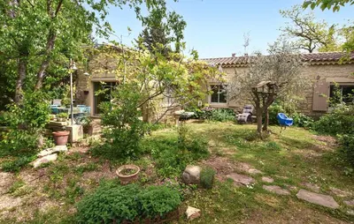 a house with a yard with a garden sidx sidx sidxktopktopktop at Lovely Home In Carpentras With Wifi in Carpentras