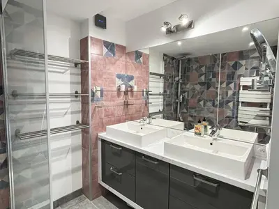 a bathroom with two sinks and a shower at Les Cerisiers in Aix-en-Provence
