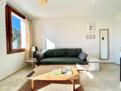 a living room with a green couch and a coffee table at Lou Miradou 1 - Vieux village médiéval, Cosy, Clim, 2 personnes in Miramas