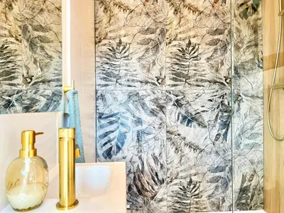 a bathroom with a sink and a marble wall at Lou Miradou 1 - Vieux village médiéval, Cosy, Clim, 2 personnes in Miramas