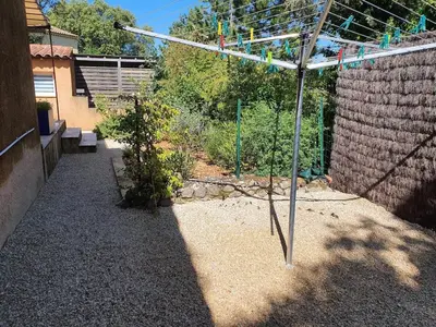 a garden with a fence and a tree in a yard at Chez Mylène et Jean in Bédoin