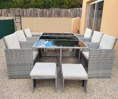 a patio table and chairs with a pond in the middle at Maison provençale de charme au cœur du Luberon in Saint-Saturnin-les-Apt