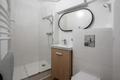 a bathroom with a sink and a mirror at Studio Climatisé rdc plein centre in Aix-en-Provence