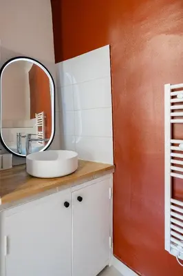a bathroom with a sink and a mirror at Studio climatisé plein centre ville 1er ETAGE in Aix-en-Provence
