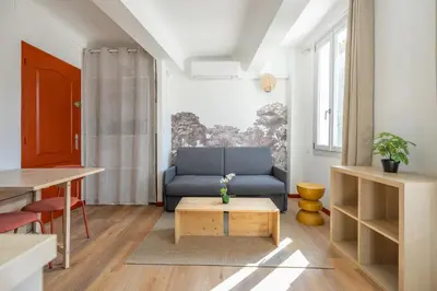a living room with a blue couch and a table at Studio climatisé plein centre ville 1er ETAGE in Aix-en-Provence