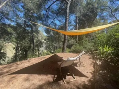 a hammock with two chairs and a hammock at Le Charmeur - Le Chalet Attrape-Coeur in Aix-en-Provence