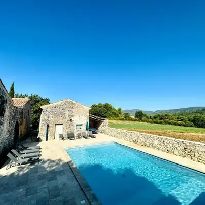 Provencal farmhouse in Luberon's heart with pool