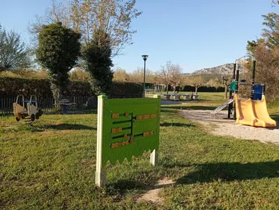 a sign in a park with a playground at Mobil-Home Provence in Cheval-Blanc