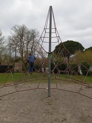 a man is constructing a spiderweb in a park at Mobil-Home Provence in Cheval-Blanc