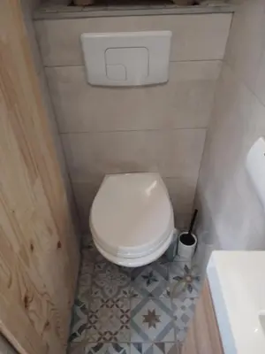 a small bathroom with a toilet and a sink at Studio à la campagne in Éguilles