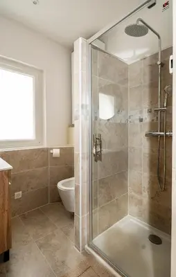 a bathroom with a shower and a toilet at Charmant Appartement au Cœur du Village de Bedoin in Bédoin