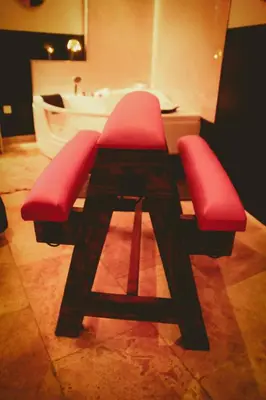 a bench with red seats in a bathroom with a tub at Osez! Le fruit défendu Loveroom Carpentras in Carpentras