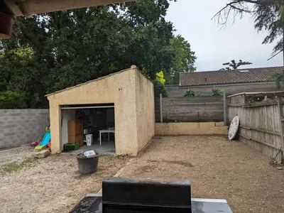 a small building in a yard with a fence at charmante petite maison - piscine hors sol - proche Avignon in Avignon