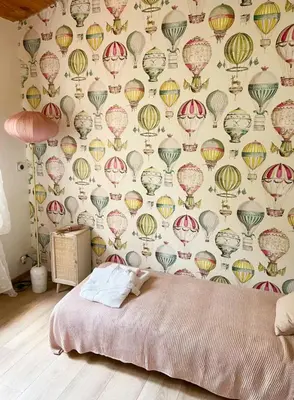 a bedroom with a wallpaper with hot air balloons at Peaceful Retreat In The Heart Of Luberon in Roussillon