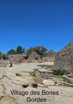 a view of the ruins of a building at Appartement de charme au pied du château in Châteaurenard