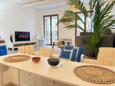 a living room with a table and chairs at Chic et Cosy, Hyper centre in Aix-en-Provence