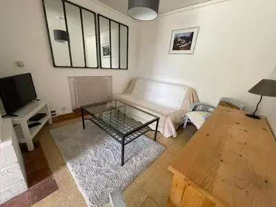 a living room with a coffee table and a tv at Lubéron Gîte Chaleureux 100 m2 piscine jardin in Saumane-de-Vaucluse