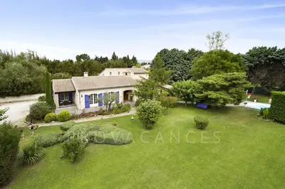 an aerial view of a house with a yard at MAISON de CHARME in Cavaillon