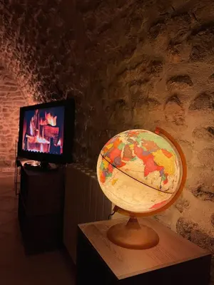 a globe on a stand in front of a tv at Maison de charme in Apt