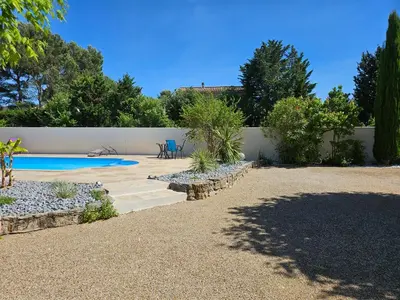 a backyard with a swimming pool and a fence at Chez Cathy in Pernes-les-Fontaines