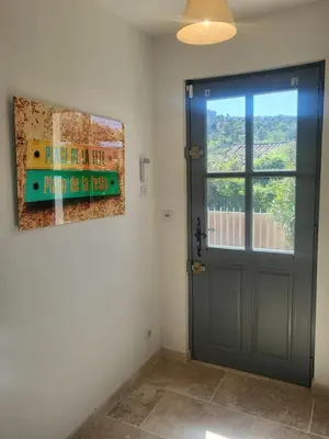 a green door in a room with a window at Villa Doce Lar in Lioux