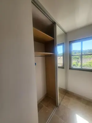 a room with a closet with a window at Villa Doce Lar in Lioux