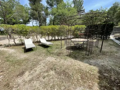 a park with a table and two chairs and a table at Gîte Sorgue - Exceptionnel 125 m2 Piscine Parking Jardin in Saumane-de-Vaucluse
