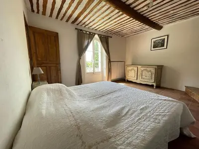 a bedroom with a large white bed with a window at Gîte Sorgue - Exceptionnel 125 m2 Piscine Parking Jardin in Saumane-de-Vaucluse
