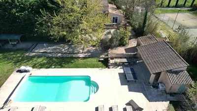 an overhead view of a swimming pool in a backyard at Pavillondulantana in Les Taillades