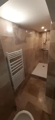 a bathroom with a toilet and a shower at Studio indépendant au calme proche d'Aix en Provence in Aix-en-Provence