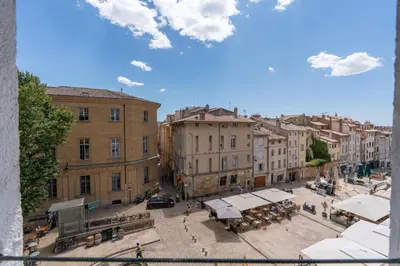 a view of a city street with buildings and tables at Studio climatisé plein centre 4eme étage in Aix-en-Provence